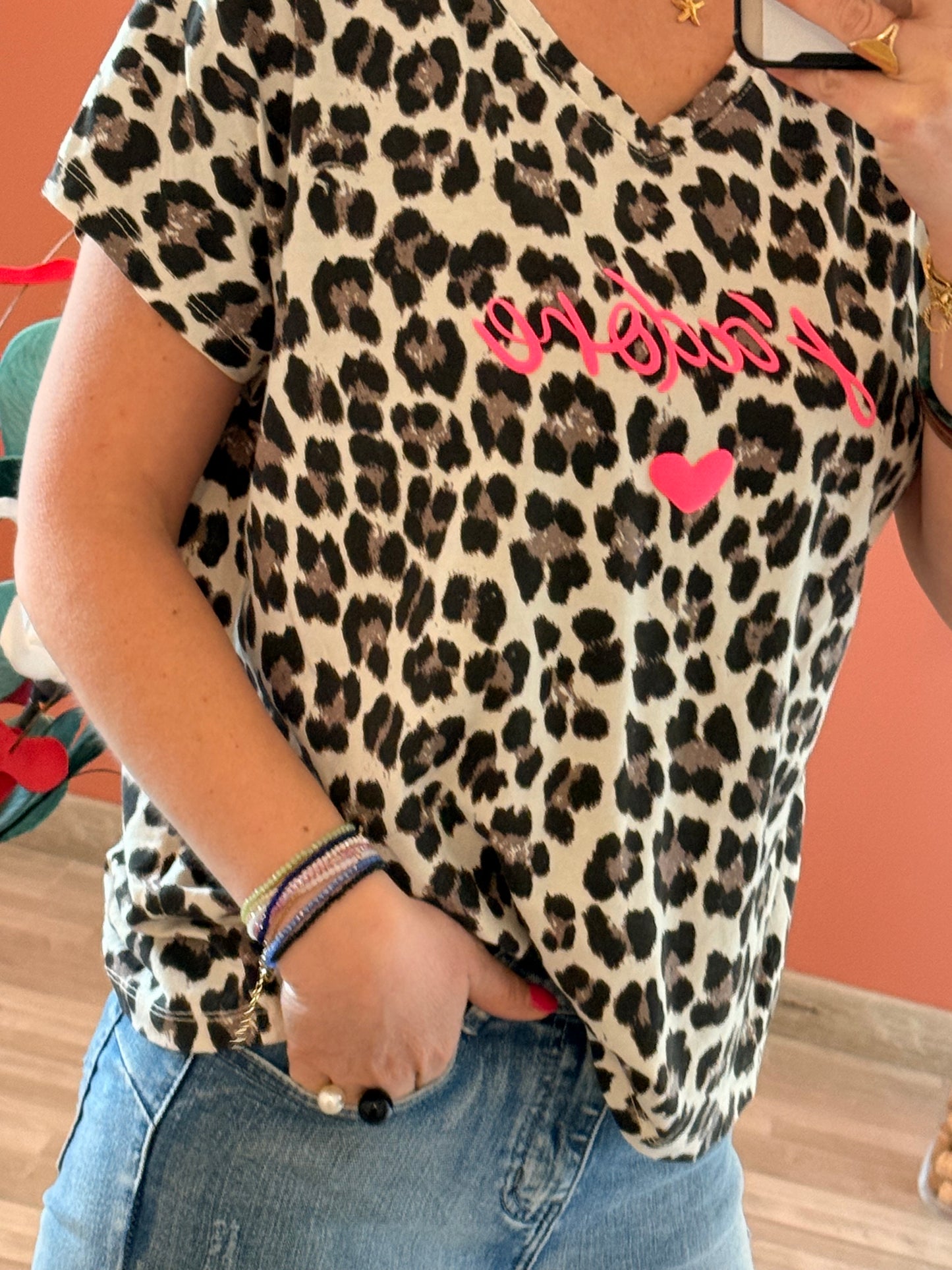 T-shirt col V Léopard “J’adore” Fluo