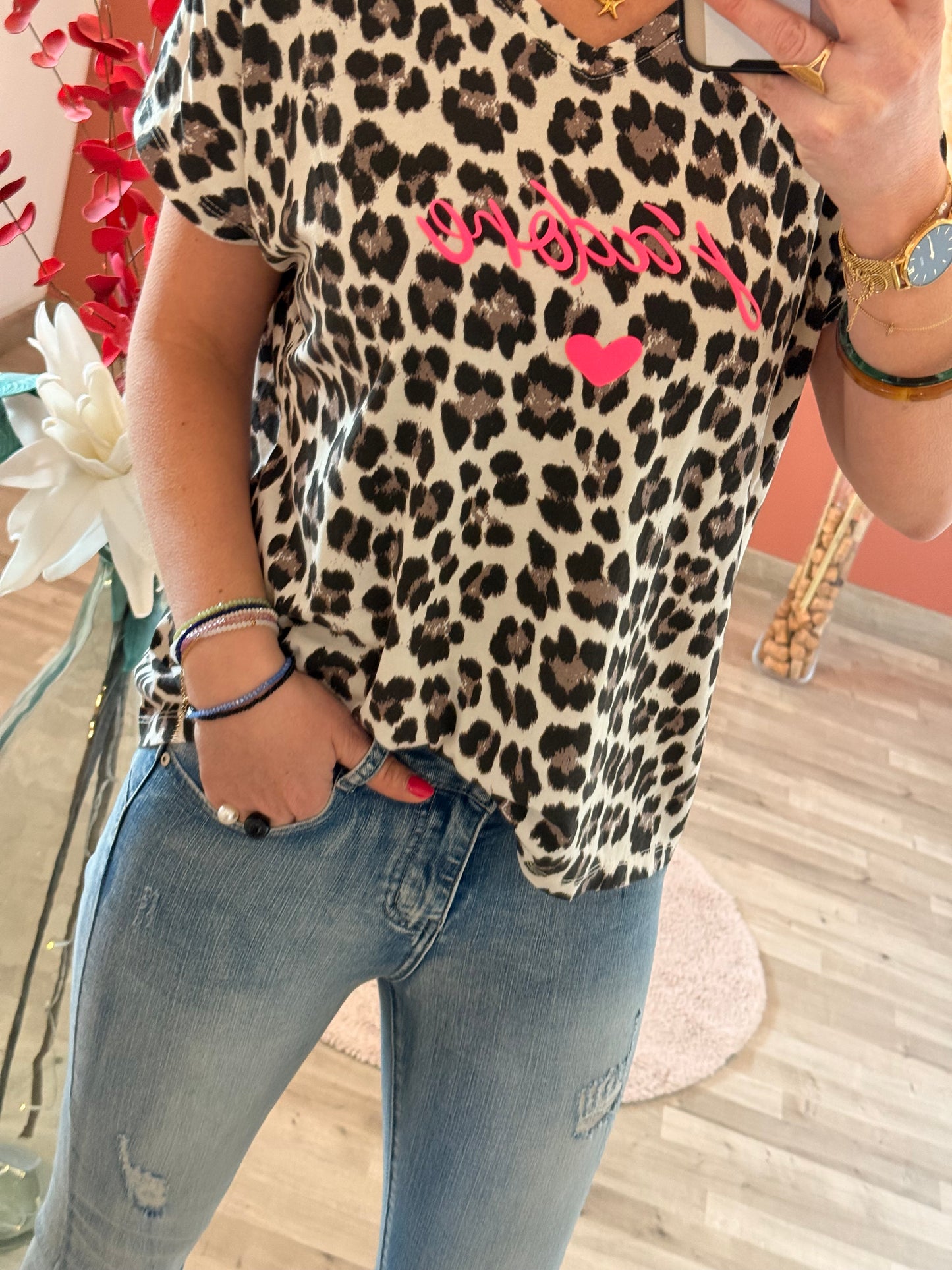 T-shirt col V Léopard “J’adore” Fluo